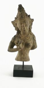 DIVINITÀ DEWI TARA SU PIEDISTALLO IN POLVERE DI PIETRA CM H34X15 C